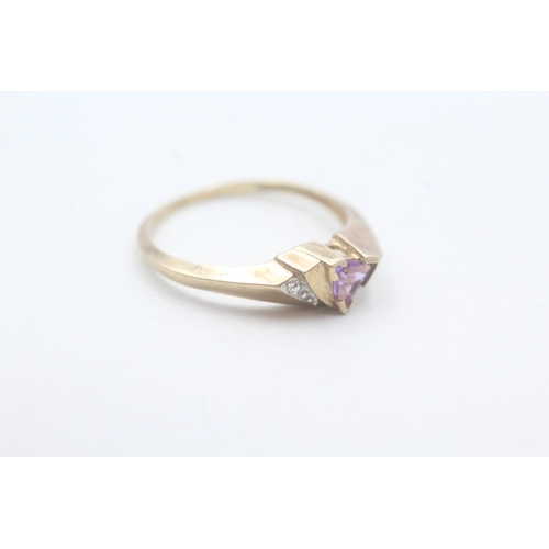 32 - 9ct gold amethyst triangle stone ring (1.5g) Size N 1/2