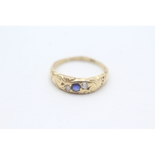 38 - 18ct gold sapphire & diamond three stone patterned ring (3.4g) Size M