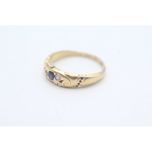 38 - 18ct gold sapphire & diamond three stone patterned ring (3.4g) Size M