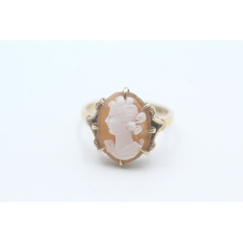 39 - 9ct gold carved shell cameo set dress ring (4.3g) Size M 1/2