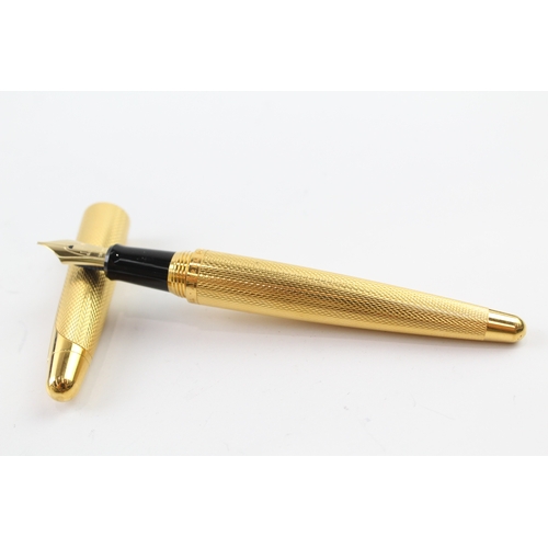 496 - Alfred Dunhill AD2000 Gold Plated Fountain Pen w/ 18ct Gold Nib WRITING