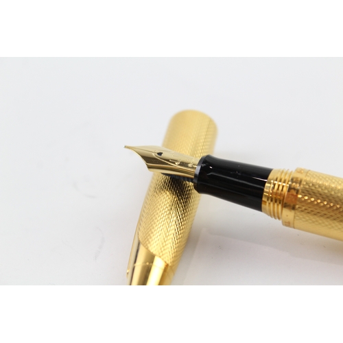 496 - Alfred Dunhill AD2000 Gold Plated Fountain Pen w/ 18ct Gold Nib WRITING