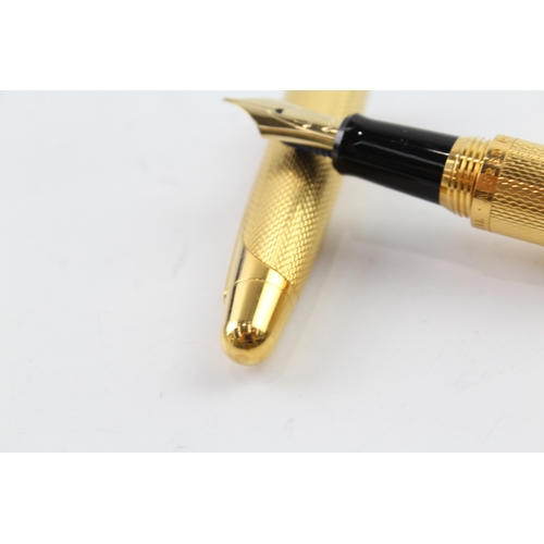 496 - Alfred Dunhill AD2000 Gold Plated Fountain Pen w/ 18ct Gold Nib WRITING