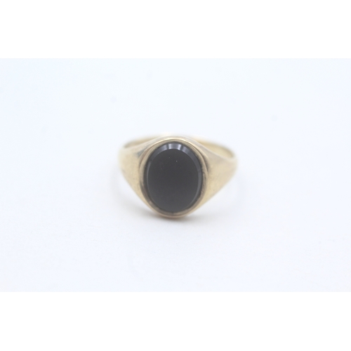 50 - 9ct gold onyx set signet ring (2.7g) Size J 1/2