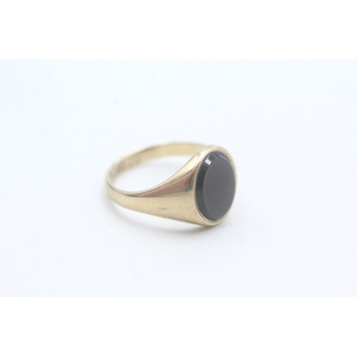 50 - 9ct gold onyx set signet ring (2.7g) Size J 1/2