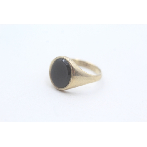 50 - 9ct gold onyx set signet ring (2.7g) Size J 1/2