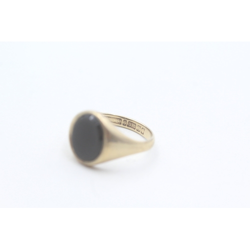 50 - 9ct gold onyx set signet ring (2.7g) Size J 1/2