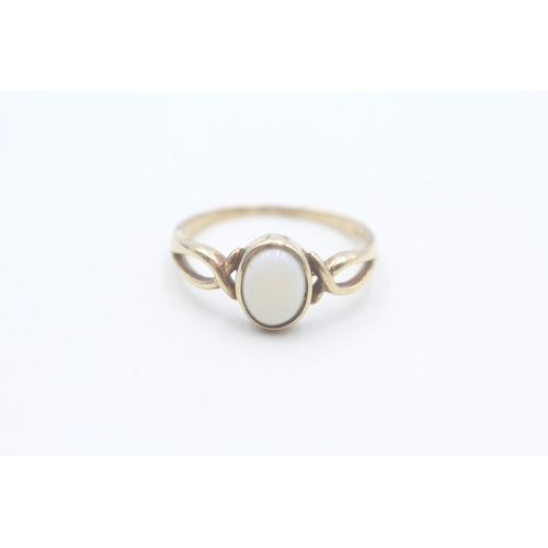 53 - 9ct gold opal set dress ring (2g) Size P 1/2