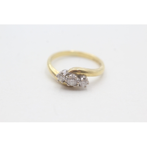 58 - 18ct gold diamond trilogy ring (3.4g) Size M