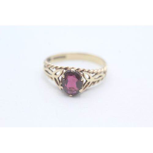 62 - 9ct gold garnet set dress ring (2.2g) Size P