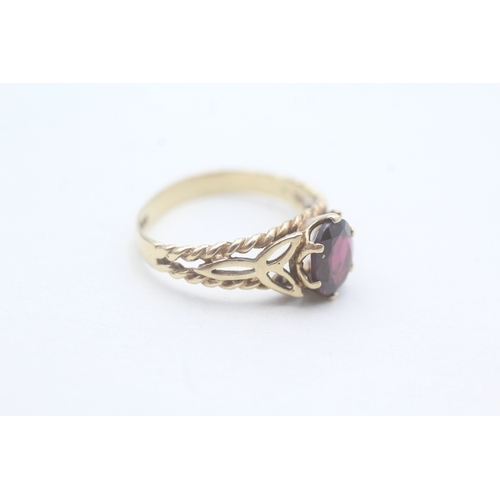 62 - 9ct gold garnet set dress ring (2.2g) Size P