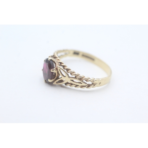 62 - 9ct gold garnet set dress ring (2.2g) Size P