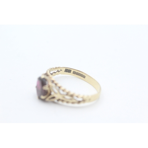 62 - 9ct gold garnet set dress ring (2.2g) Size P