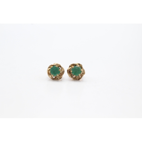 83 - 9ct gold emerald stud earrings (0.5g)