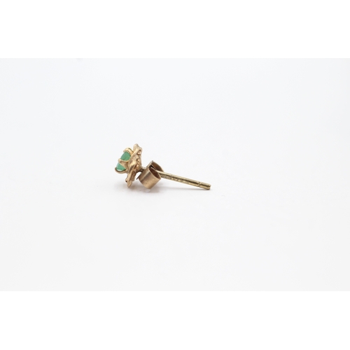 83 - 9ct gold emerald stud earrings (0.5g)