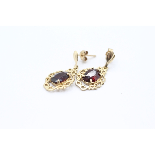 89 - 9ct gold garnet drop earrings (1.5g)