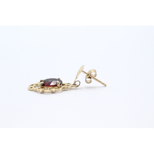 89 - 9ct gold garnet drop earrings (1.5g)