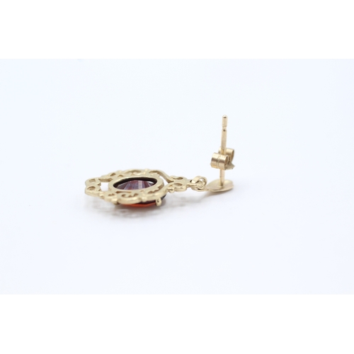 89 - 9ct gold garnet drop earrings (1.5g)