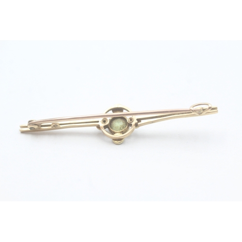 9 - 9ct gold antique peridot and seed pearl set bar brooch (2.4g)