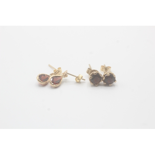 91 - 2x 9ct gold garnet stud & drop earrings (2.1g)