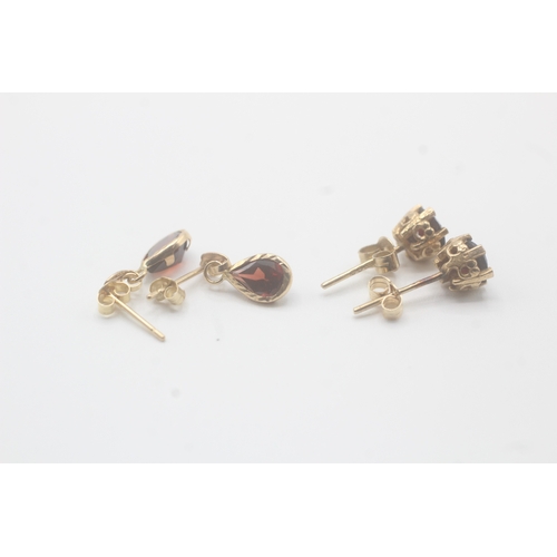 91 - 2x 9ct gold garnet stud & drop earrings (2.1g)