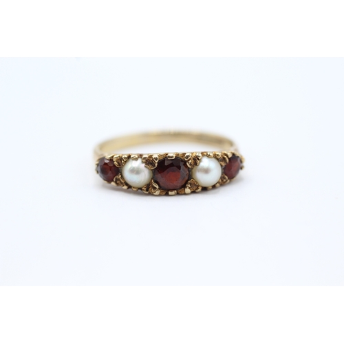 97 - 9ct gold vintage garnet & seed pearl five stone ring (2.3g) Size P