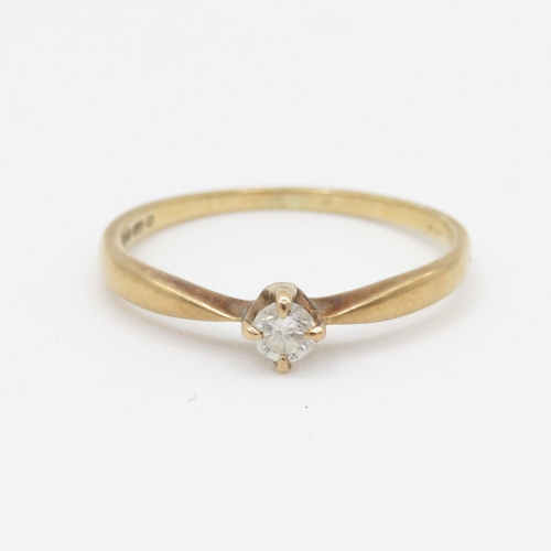 9ct gold diamond single stone ring (0.8g) Size J