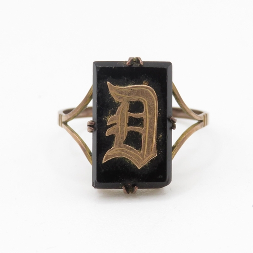 9ct rose gold antique gothic letter "D" mounted onyx panel signet ring (2.4g) Size T