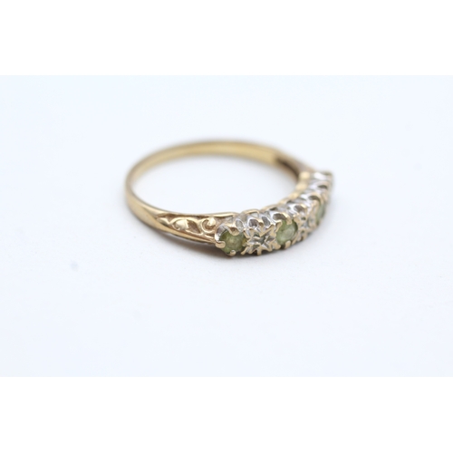 100 - 9ct gold peridot and diamond row ring (1.7g) Size O