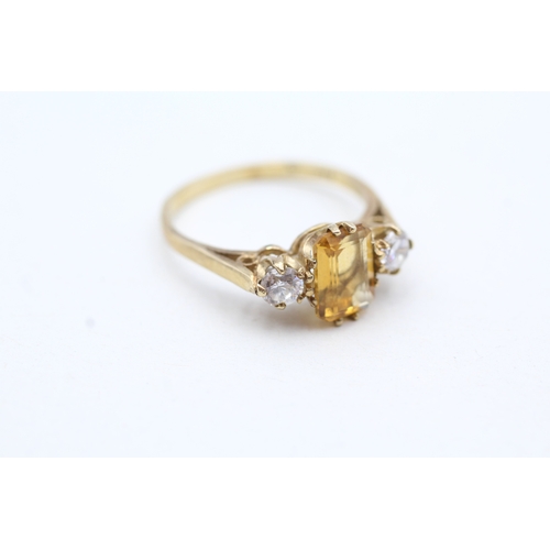 105 - 9ct gold citrine and white gemstone trilogy ring (2.5g) Size P