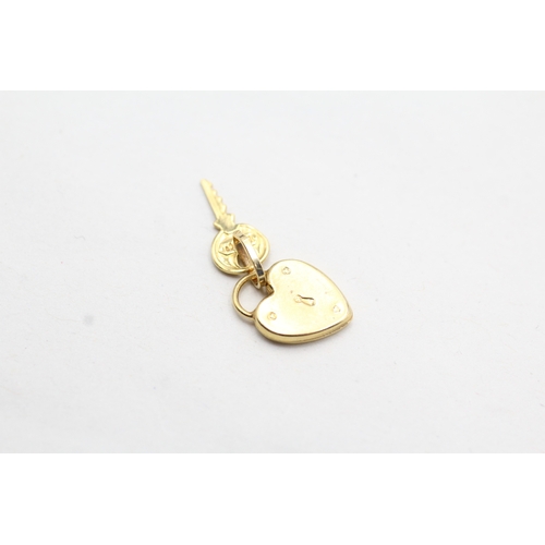 111 - 9ct gold lock & key charm (0.8g)