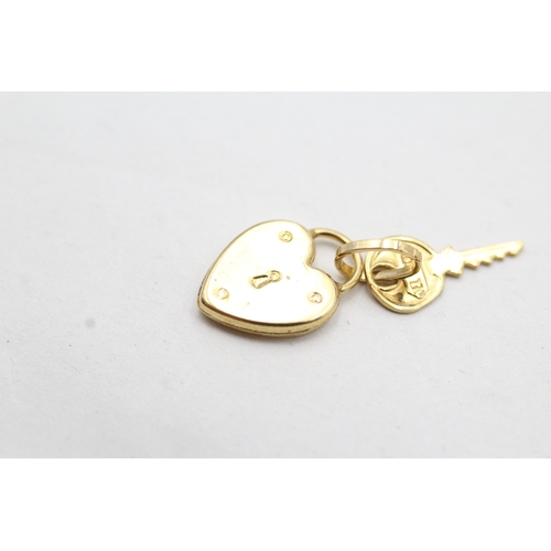 111 - 9ct gold lock & key charm (0.8g)