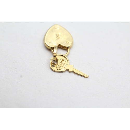 111 - 9ct gold lock & key charm (0.8g)