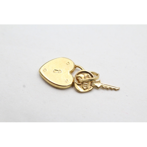 111 - 9ct gold lock & key charm (0.8g)