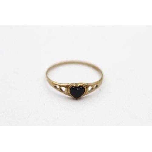 112 - 9ct gold onyx heart single stone ring (1g) Size Q