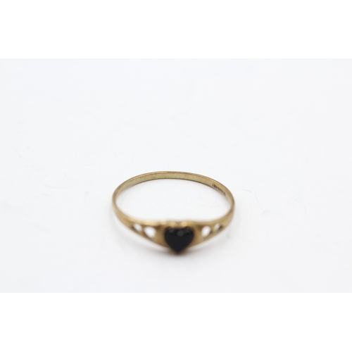 112 - 9ct gold onyx heart single stone ring (1g) Size Q