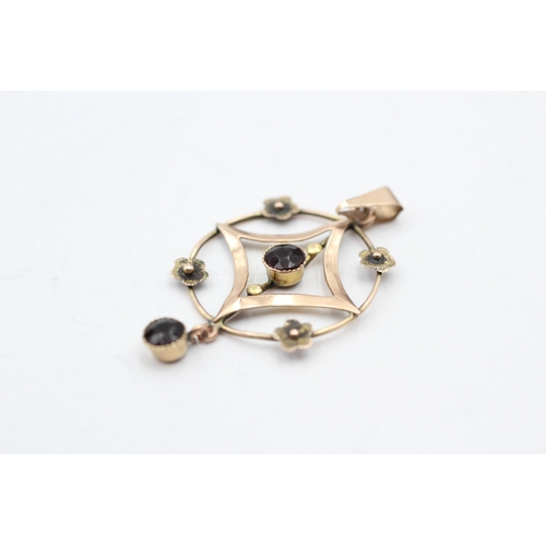 118 - 9ct gold garnet lavaliere pendant (1.3g)