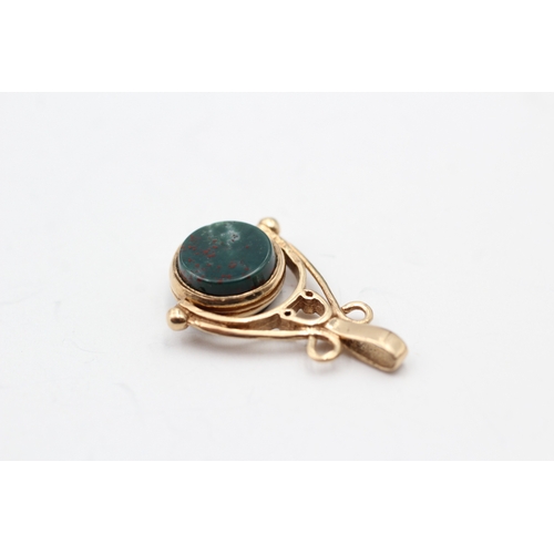 119 - 9ct gold bloodstone and onyx spinner fob (2.7g)