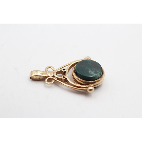 119 - 9ct gold bloodstone and onyx spinner fob (2.7g)