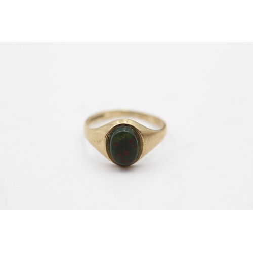 122 - 9ct gold bloodstone signet ring (1.1g) Size F 1/2