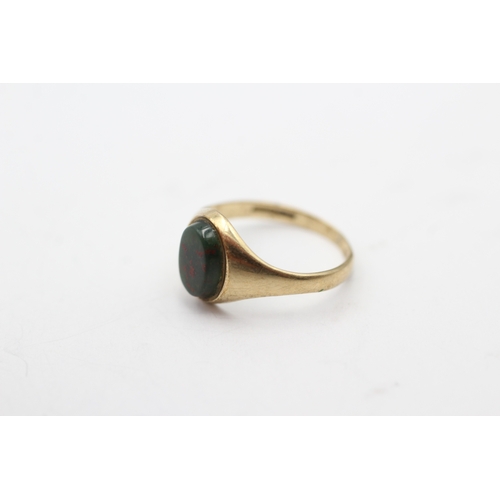 122 - 9ct gold bloodstone signet ring (1.1g) Size F 1/2