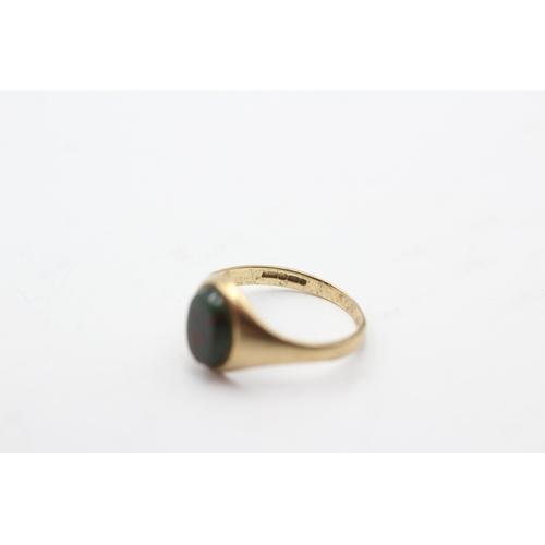 122 - 9ct gold bloodstone signet ring (1.1g) Size F 1/2