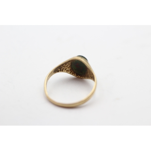 122 - 9ct gold bloodstone signet ring (1.1g) Size F 1/2