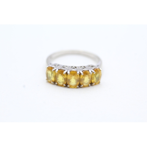 129 - 9ct white gold yellow gemstone five stone ring (3g) Size O