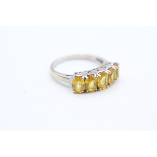 129 - 9ct white gold yellow gemstone five stone ring (3g) Size O