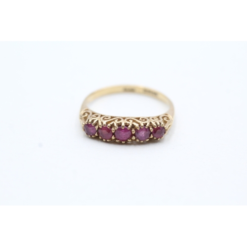 134 - 9ct gold ruby row ring (1.8g) Size N