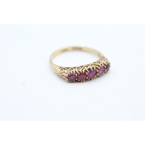 134 - 9ct gold ruby row ring (1.8g) Size N