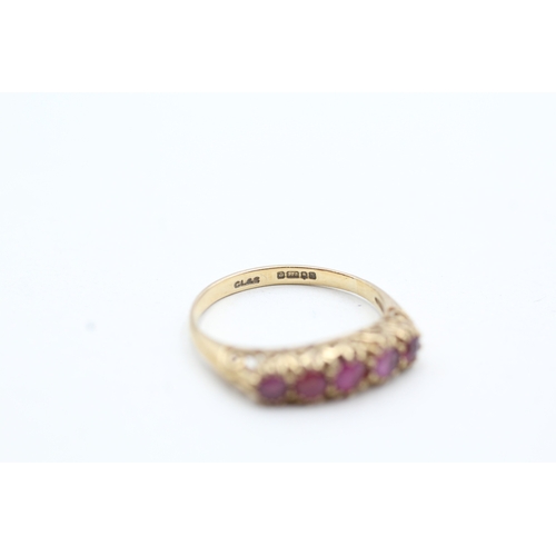 134 - 9ct gold ruby row ring (1.8g) Size N