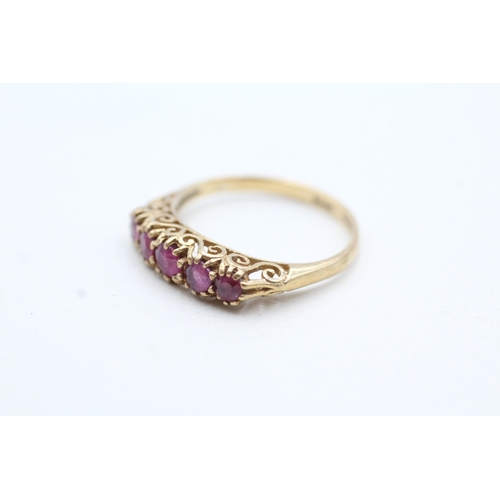 134 - 9ct gold ruby row ring (1.8g) Size N