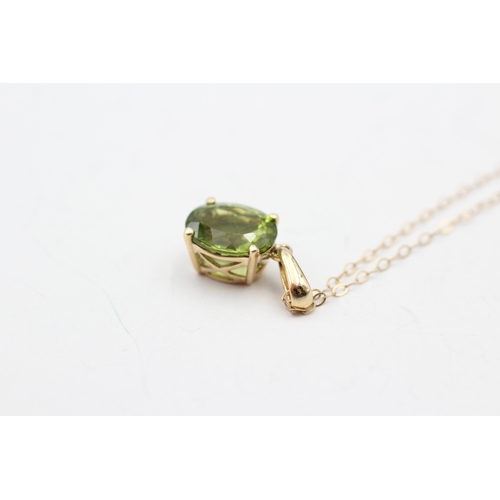 137 - 9ct gold oval cut peridot pendant necklace (1.7g)